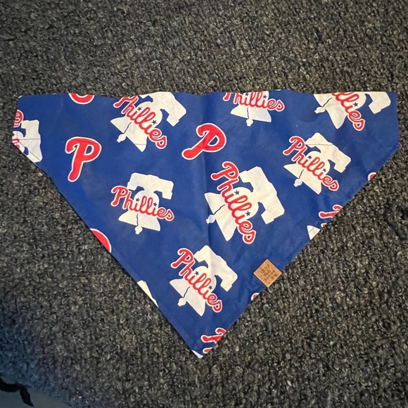 Wild Paws Boutique Phillies pet bandanna - Picture 3 of 5